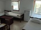 Vendu : Grande maison-hôtel à Sutomore à côté de la mer avec restaurant pour 47 lits