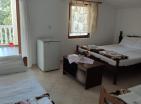 Elfogyott : Nagy ház-szálloda Sutomore-ban a tenger mellett, 47 ágyas étteremmel