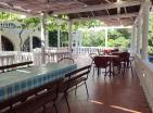 Vyprodáno : Velký dům-hotel v Sutomore u moře s restaurací pro 47 lůžek