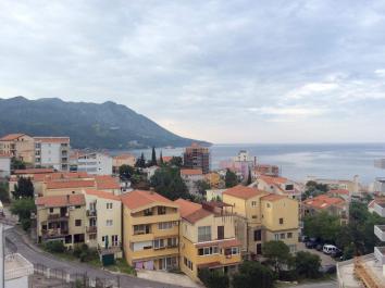 Тристаен апартамент в Бечичи с 2 тераси и изглед към морето