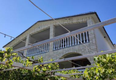 Hotel-house v Sutomore pro 50 + hosté vedle moře a pláže