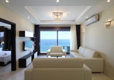 Venta de piso de 2 habitaciones en Bečići 20 del mar en casa lux
