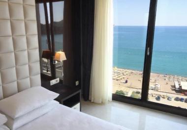 Продава се апартамент в луксозна къща в Бечичи на 20 м от морето и пясъчния плаж