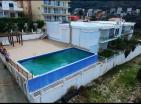 La maison de ville de deux étages de 220 m2 avec grande piscine à 25 m de la mer