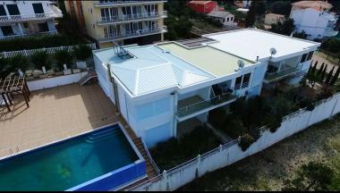 La casa adosada de dos plantas de 220 m2 con gran piscina a 25 m del mar
