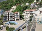 Veľký dvojizbový byt v Przni s terasou, panoramatickým výhľadom na more, garážou a bazénom