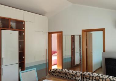 Nagy két hálószobás lakás Przno terasszal, panorámás kilátással a tengerre, garázs és medence