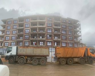 Banesë Në Lokal në banesë të re në ndërtesën në ndërtim e sipër