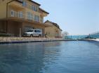 Велики стан са земљиштем, гаражом и базеном у Бару у резиденцији Монтереи