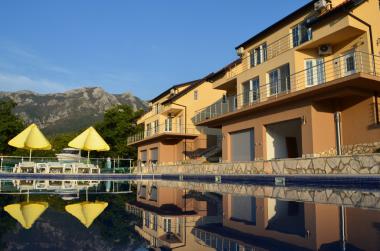 Велики стан са земљиштем, гаражом и базеном у Бару у резиденцији Монтереи