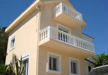 Casa de tres plantas en Krasichi a 120 m del mar con vista panorámica