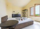 casa di 2 piani di 230 m2 con guest house a Bigovo vicino al mare e con piscina
