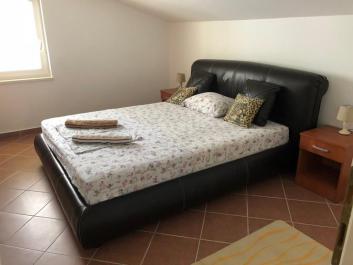 Apartament dupleks i mobiluar me një dhomë gjumi në Sutomore për shitje me çmim të zbritur