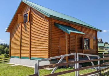 Hapësirë e hapur shtëpi e madhe druri 140 m2 në 2 nivele është në shitje Në Zhablyak