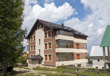 Nowe nowoczesne apartamenty z widokiem na góry 71 m2 w centrum Zhabljak