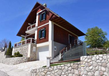 Luksuzna lesena 3-nivojska hiša 195 m2 v Žabljaku