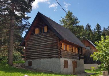 Na prodej 3 podlažní dřevěný dům v Zabljaku vedle lesa