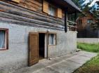 Продаје се 3-спратна дрвена кућа у Жабљаку поред шуме