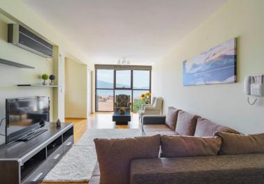 Голям апартамент 100м2 в Тиват, Доня Ластва до Порто Черна гора, изглед към морето