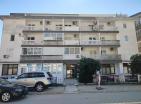 Se vende apartamento de dos dormitorios en Sutomore 53m2 con cocina y balcón