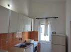 Se vende apartamento de dos dormitorios en Sutomore 53m2 con cocina y balcón