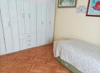 In vendita bella casa di tre stanze arredata a un piano a Danilovgrad