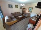 In vendita bella casa di tre stanze arredata a un piano a Danilovgrad