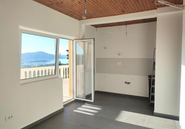 Nove 2 sobe 43m2 sončno stanovanje v Kavaci v zgornjem nadstropju z odličnim 180 panoramskim razgledom