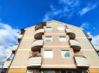 Slunný široký byt 60 m2 v Donja Lastva na prodej 250 m od moře