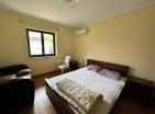 Grande appartamento 90 m2 con 2 camere da letto in complesso residenziale a Krashichi con vista mare