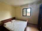 Велики стан од 90 м2 са 2 спаваће собе у стамбеном комплексу у Крашићима с погледом на море