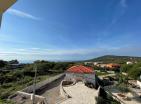 Vilë tre kate me pishinë në Krimovicë me pamje panoramike nga deti
