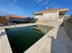 Třípodlažní vila s bazénem v Křimovici s panoramatickým výhledem na moře