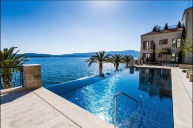 Ексклузивен апартамент в Порто Черна гора Тиват за продажба с 2 спални с изглед към морето