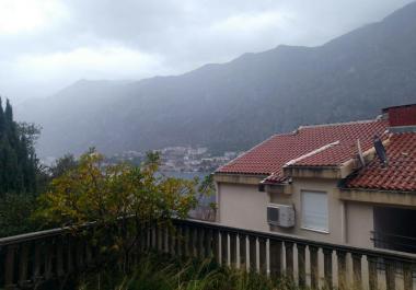 Novo dvosobno stanovanje v Muo Kotorju s pogledom na morje