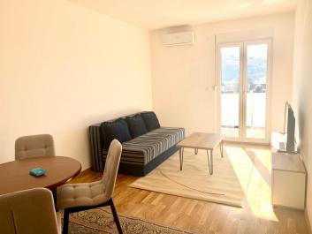 piso de 2 habitaciones en Podgorica en una casa nueva con aparcamiento