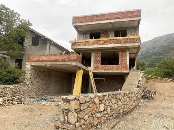 Нова къща в строеж в добра вода с изглед към морето и планината
