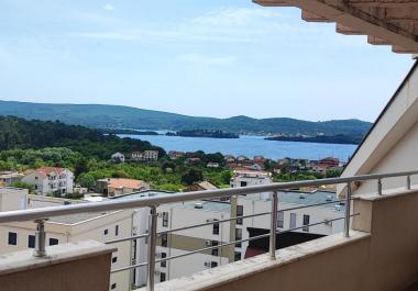 Prodaje se penthouse u Tivtu s pogledom na more i luksuznim interijerom