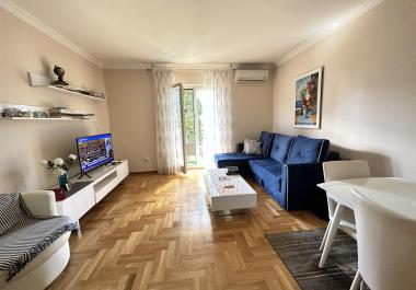 90 m2-es lakás Herceg Novi központjában, tengerre néző kilátással és városnézéssel