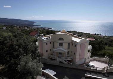 Nouvelle villa de trois étages de style italien en tant que mini-hôtel à Dobra Voda