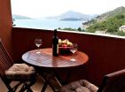 Троспратни мини хотел на острву Свети Стефан са прекрасним панорамским погледом на море