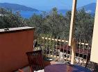 Троспратни мини хотел на острву Свети Стефан са прекрасним панорамским погледом на море