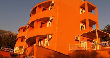 Třípodlažní mini-hotel Na Sveti Stefan s nádherným panoramatickým výhledem na moře