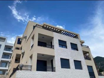 Soleado piso de 62,5 m2 en Tivat en una casa nueva