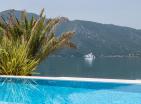 Luxus villa Risan medencével és saját hajóparkolóval