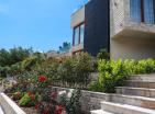 Villa moderna junto a Tivat con playa privada, muelle y vistas panorámicas