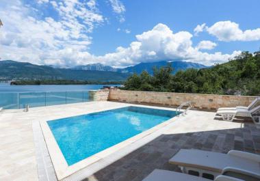 Villa moderna junto a Tivat con playa privada, muelle y vistas panorámicas