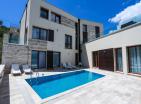 Villa moderna vicino a Tivat con spiaggia privata, molo e vista panoramica
