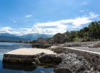 Moderna vila ob Tivatu z zasebno plažo, pristaniščem za čolne in panoramskim razgledom