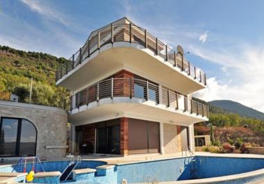 Lux családi villa Kotorban 1 km-re a tengertől medencével és panorámás kilátással a tengerre